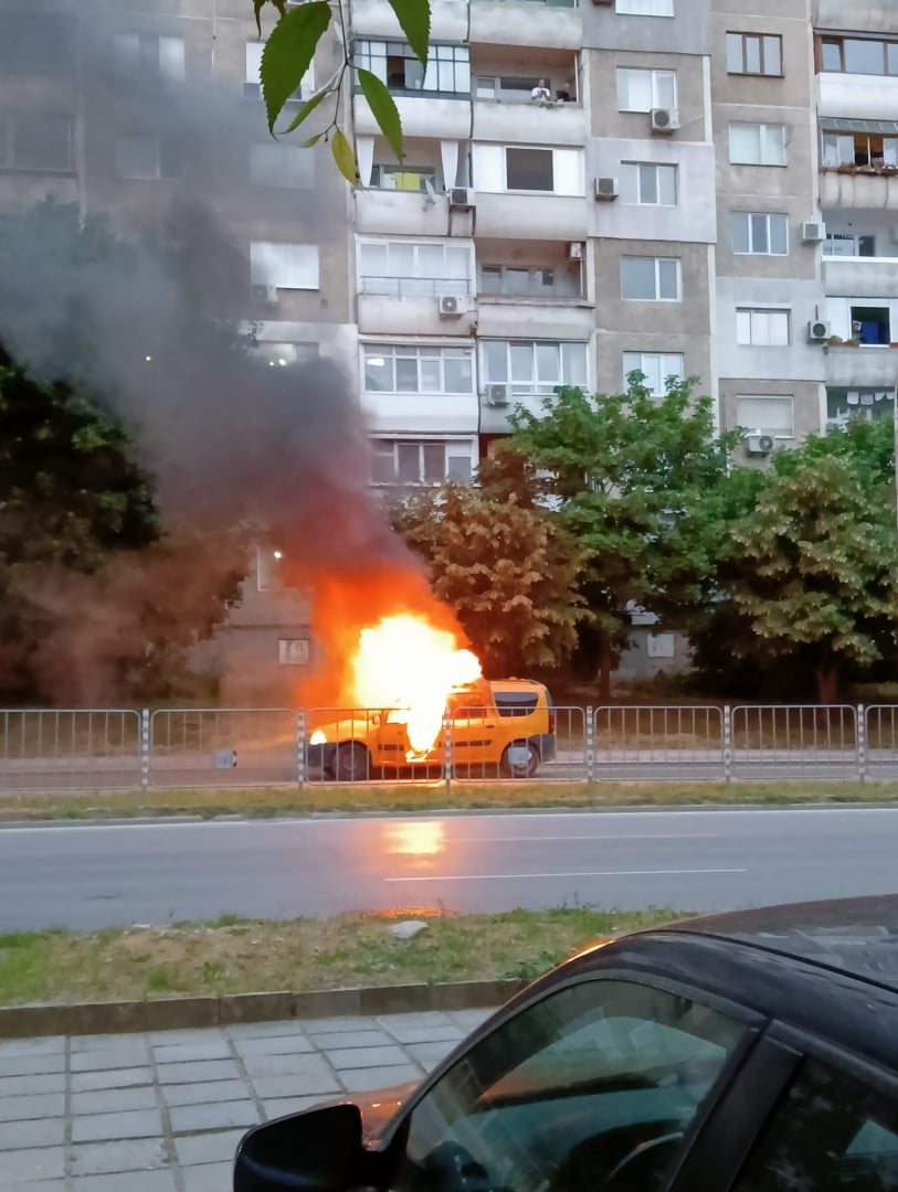 Експлозия и пожар на главен булевард във Варна, ето какво се случва ВИДЕО 