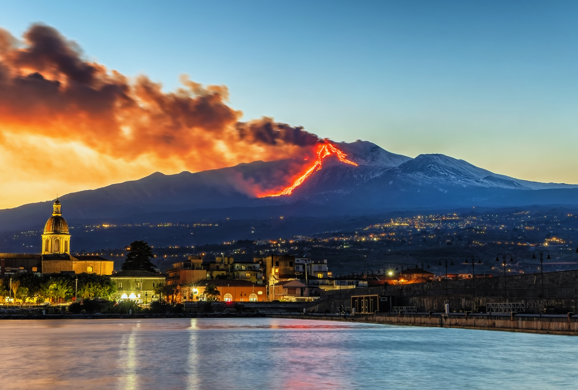 Етна отново се пробуди с мощно изригване ВИДЕО
