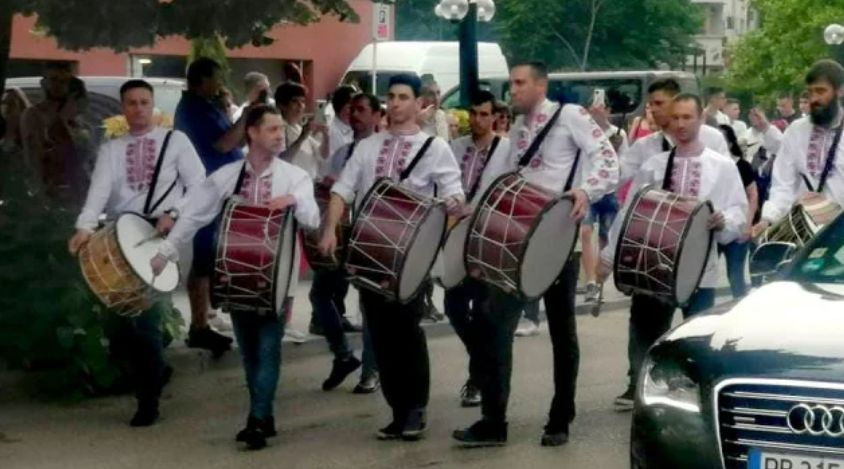 Абитуриентката Петя събра всички погледи, появи се на бала си с... СНИМКИ