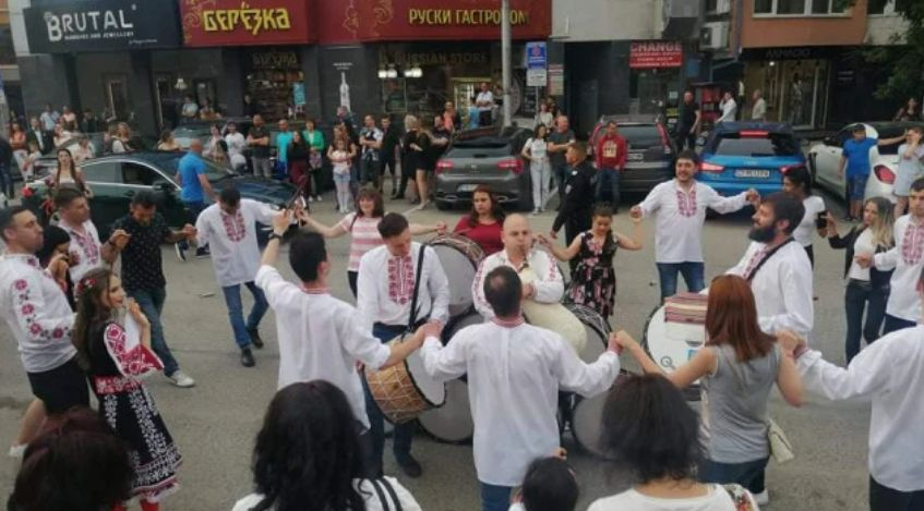 Абитуриентката Петя събра всички погледи, появи се на бала си с... СНИМКИ