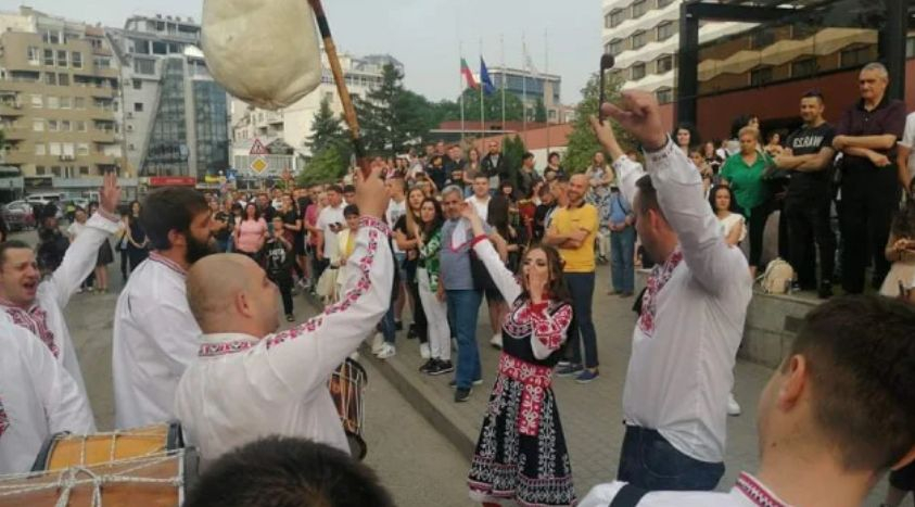 Абитуриентката Петя събра всички погледи, появи се на бала си с... СНИМКИ