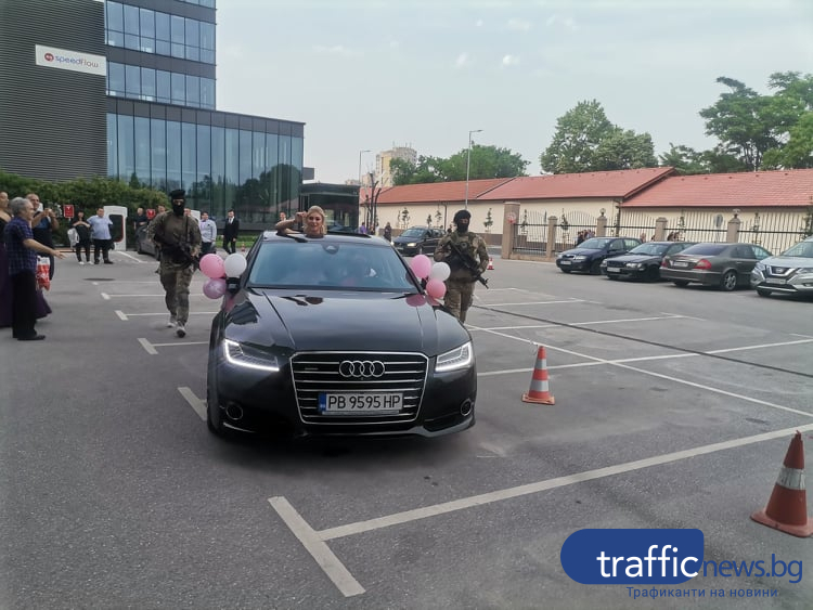 Какво се случва, мъже с автомати наобиколиха абитуриентка в Пловдив СНИМКИ