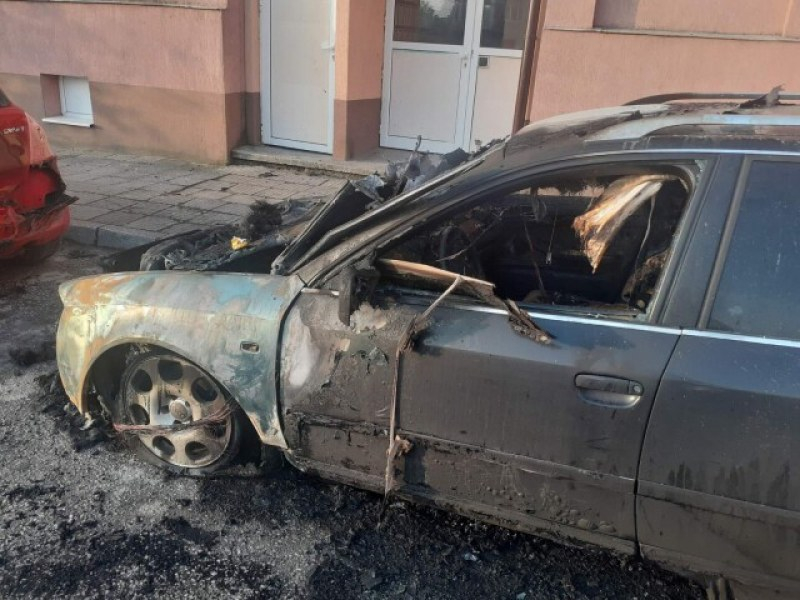 Поредна запалена кола на служител на ДАИ в Пазарджик СНИМКА