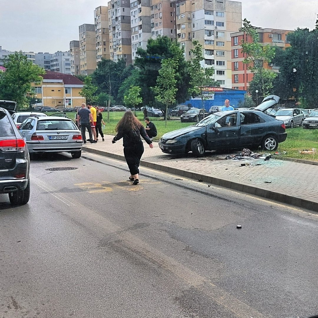 Зрелищни СНИМКИ: Софиянци изумени от катастрофа в "Младост": Как е успял тоя факир да...  СНИМКИ