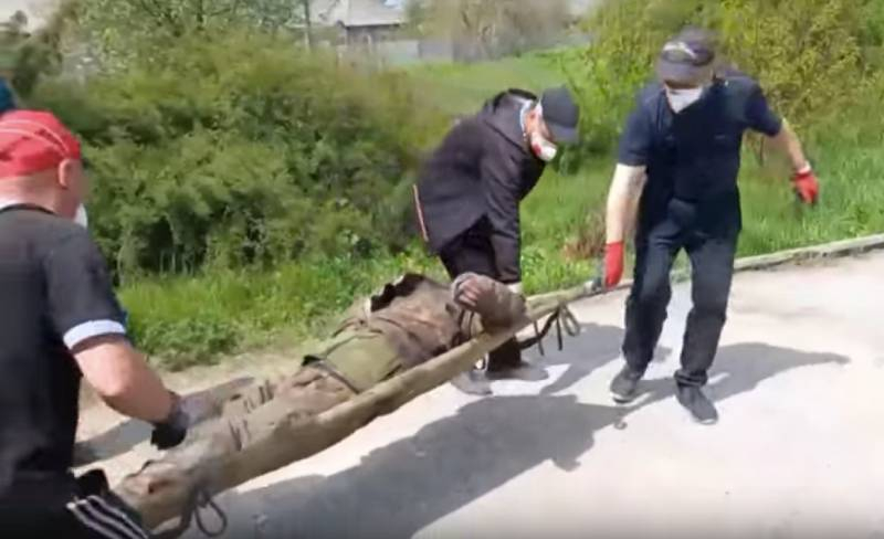 ВИДЕО от войната: Бойци от ЛНР извадиха от минно поле ранен войник от ВСУ