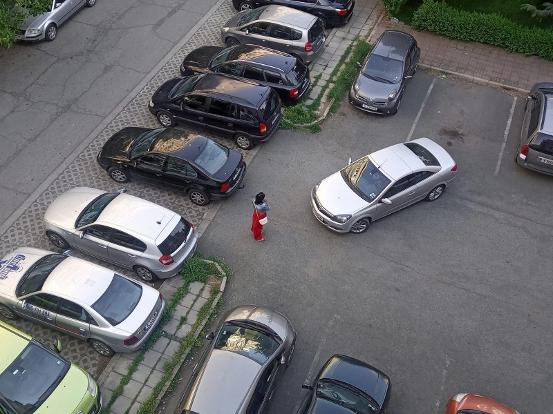 Шофьор ококори бургазлии с паркирането си СНИМКИ