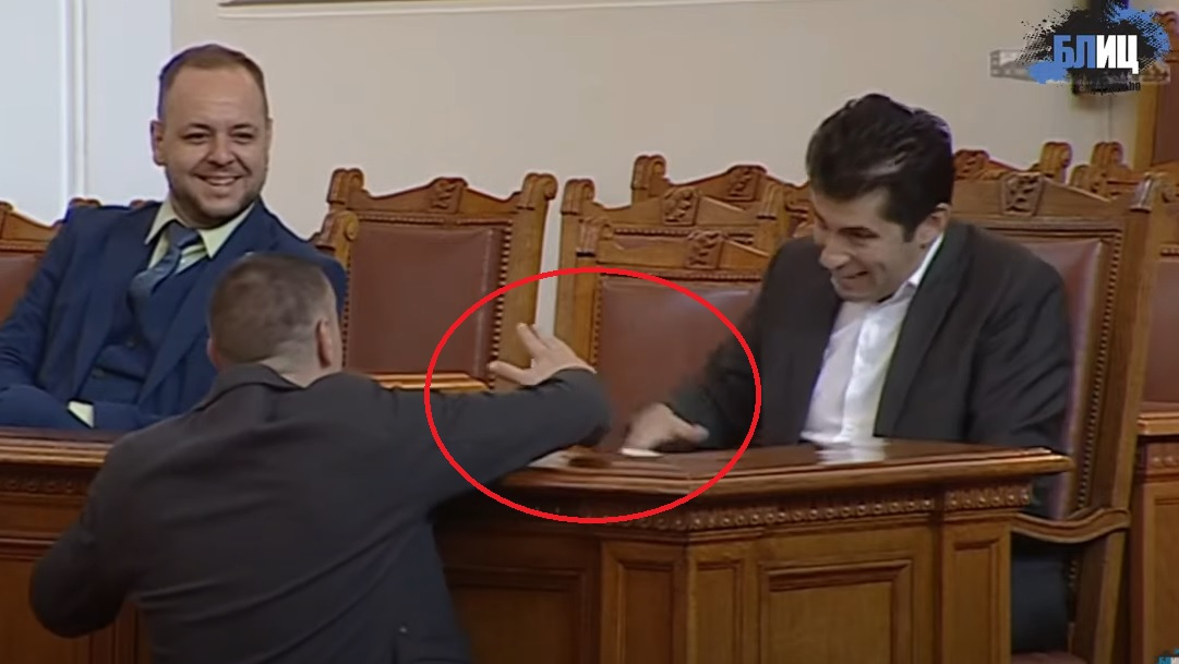 Колегите Петков и Хазарта чукнаха "Здрасти" в парламента СНИМКИ