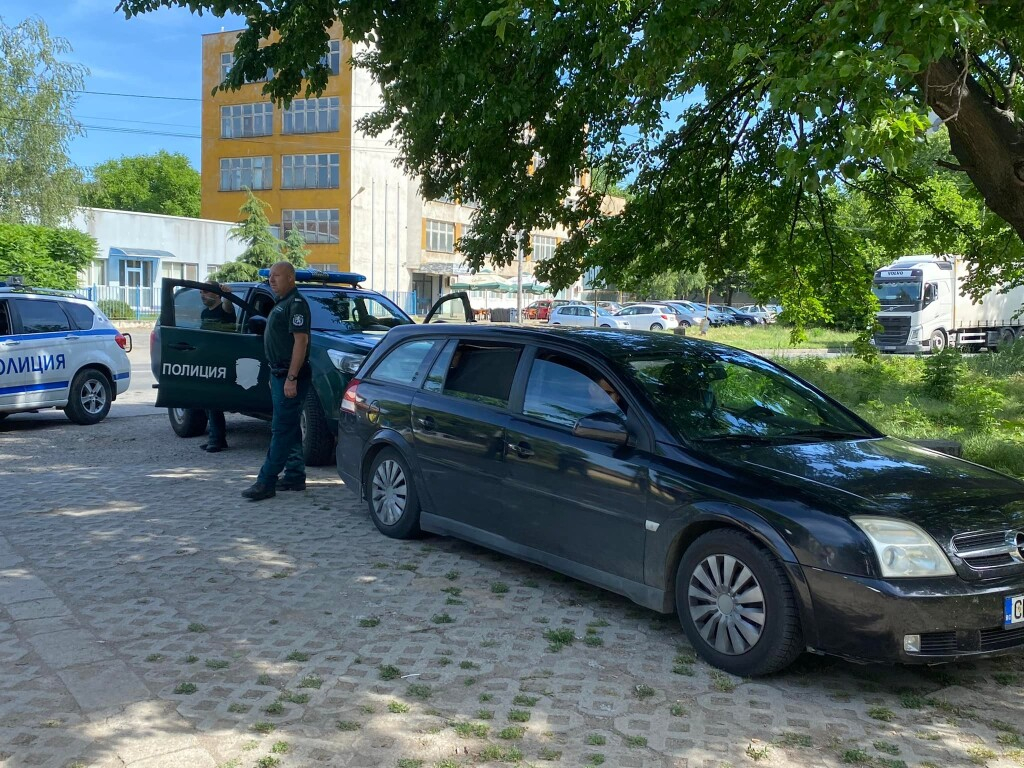 Полицаи провериха багажника на софийска кола и онемяха СНИМКИ