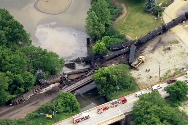 Огромен влак дерайлира и се заби в река в САЩ ВИДЕО