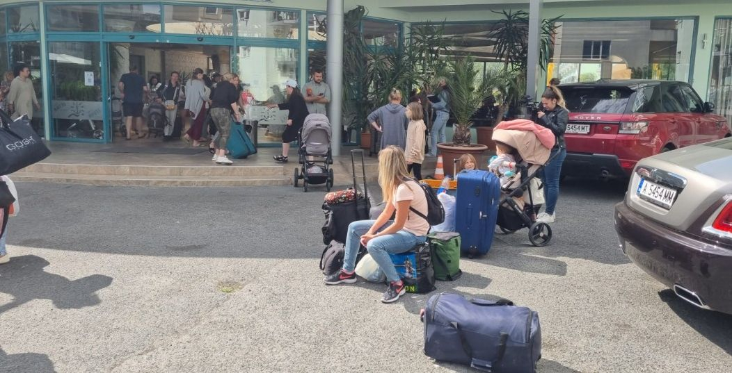 Украински бежанци спретнаха гнусно сбогуване с хотел по Черноморието СНИМКА