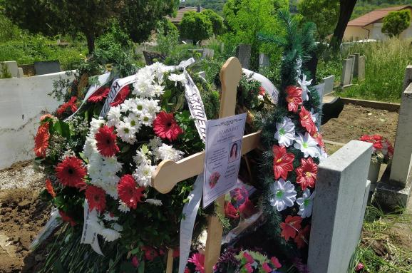 Погребаха Жени и Ивелин от касапницата в Карлово, бившият ѝ до последно не даде...