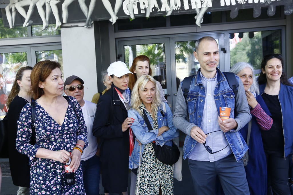 Артисти скочиха на властта, излязоха на протест пред Младежкия театър, защото... СНИМКИ