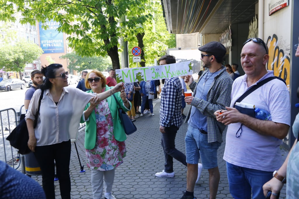 Артисти скочиха на властта, излязоха на протест пред Младежкия театър, защото... СНИМКИ