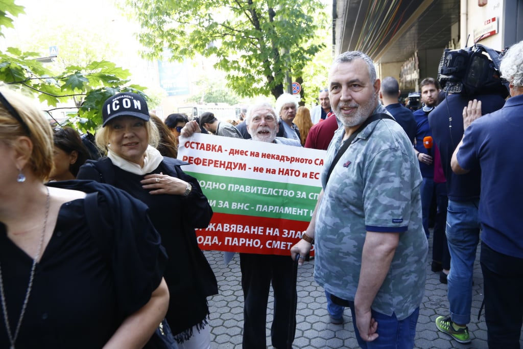 Артисти скочиха на властта, излязоха на протест пред Младежкия театър, защото... СНИМКИ