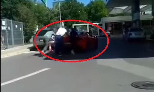 Очевидка засне младежи с червено Ферари в София и подпали мрежата ВИДЕО