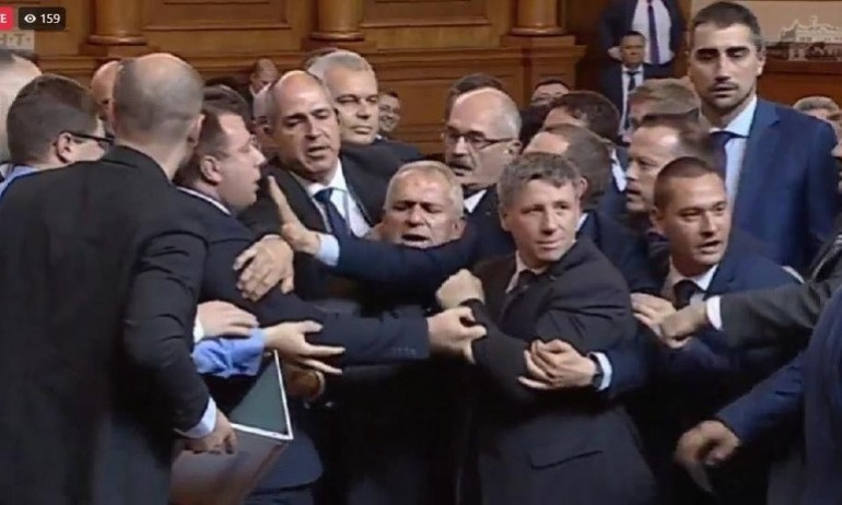 След боя в НС: Народът видя що е то „парламентарната промяна”