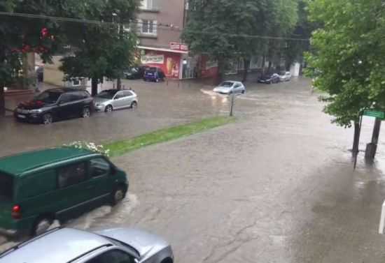 Апокалиптичен порой удари Стара Загора, градът е под вода СНИМКИ