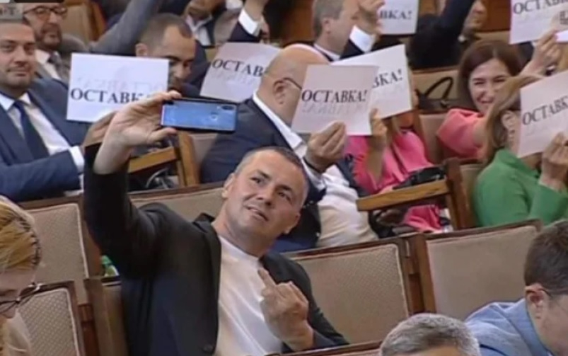 Ето как наказаха Ицо Хазарта за просташкия жест в парламента 