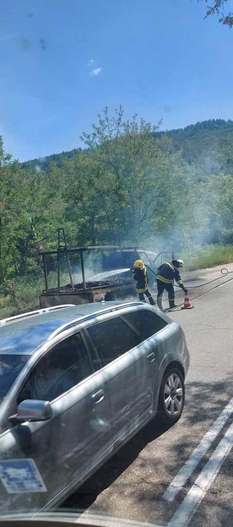 Камион пламна в движение в Благоевградско