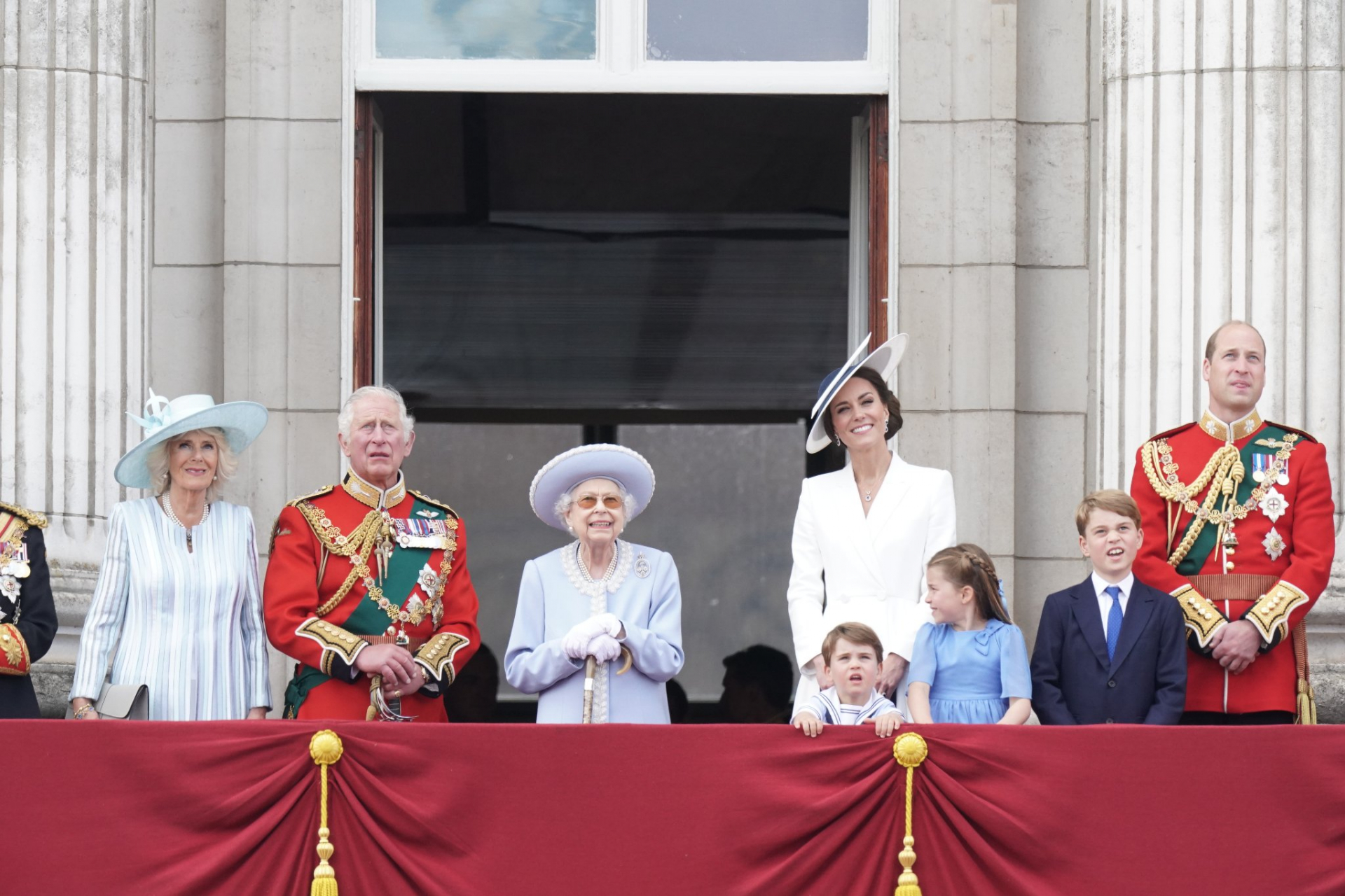 Страховит екшън пред очите на Елизабет II на военния парад в нейна чест, скриха Меган и Хари, а принц Луи... ВИДЕО