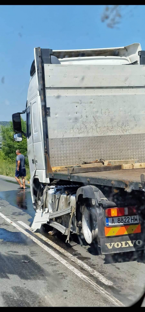 Извънредно опасна ситуация на път в Бургаско СНИМКИ 