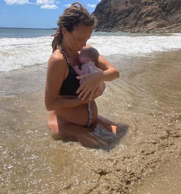 Жена роди бебето си във водите на Тихия океан ВИДЕО 18+