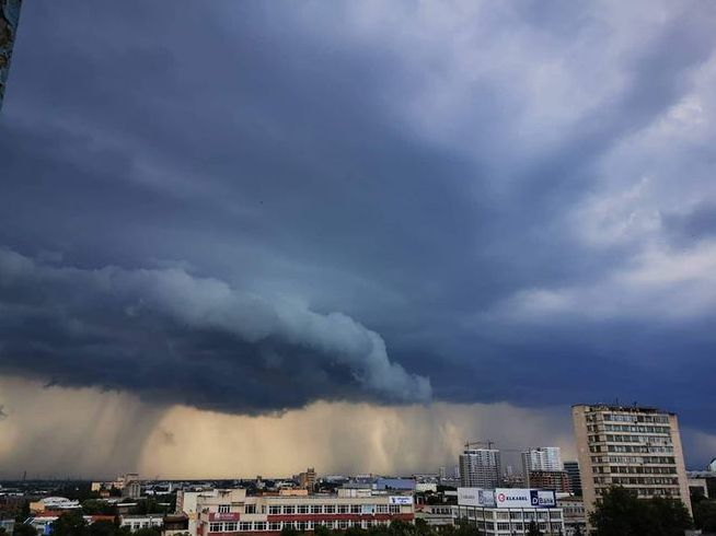 Зрелищно ВИДЕО показва каква страшна стихия връхлетя Бургас 
