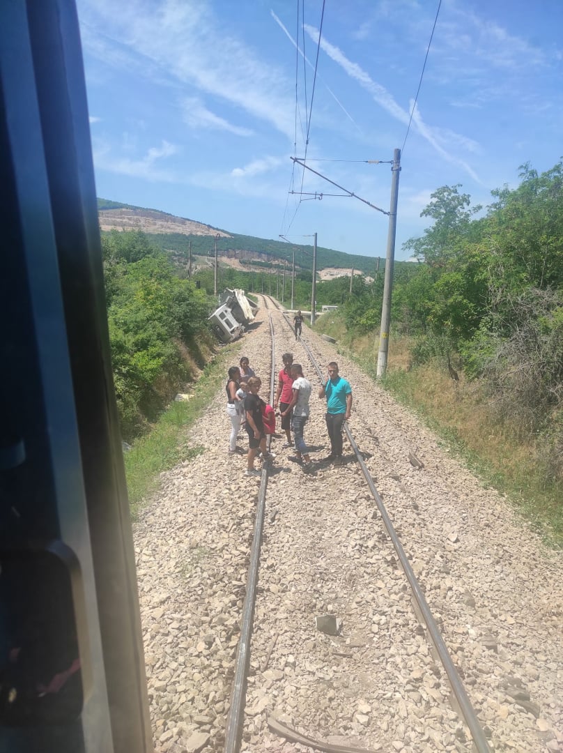 Първи СНИМКИ и ВИДЕА от кървавото меле с влак и камион във Видинско 