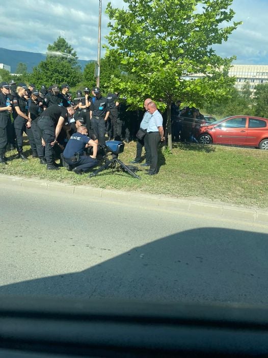 Какво правят толкова много полицаи на столичен булевард СНИМКИ