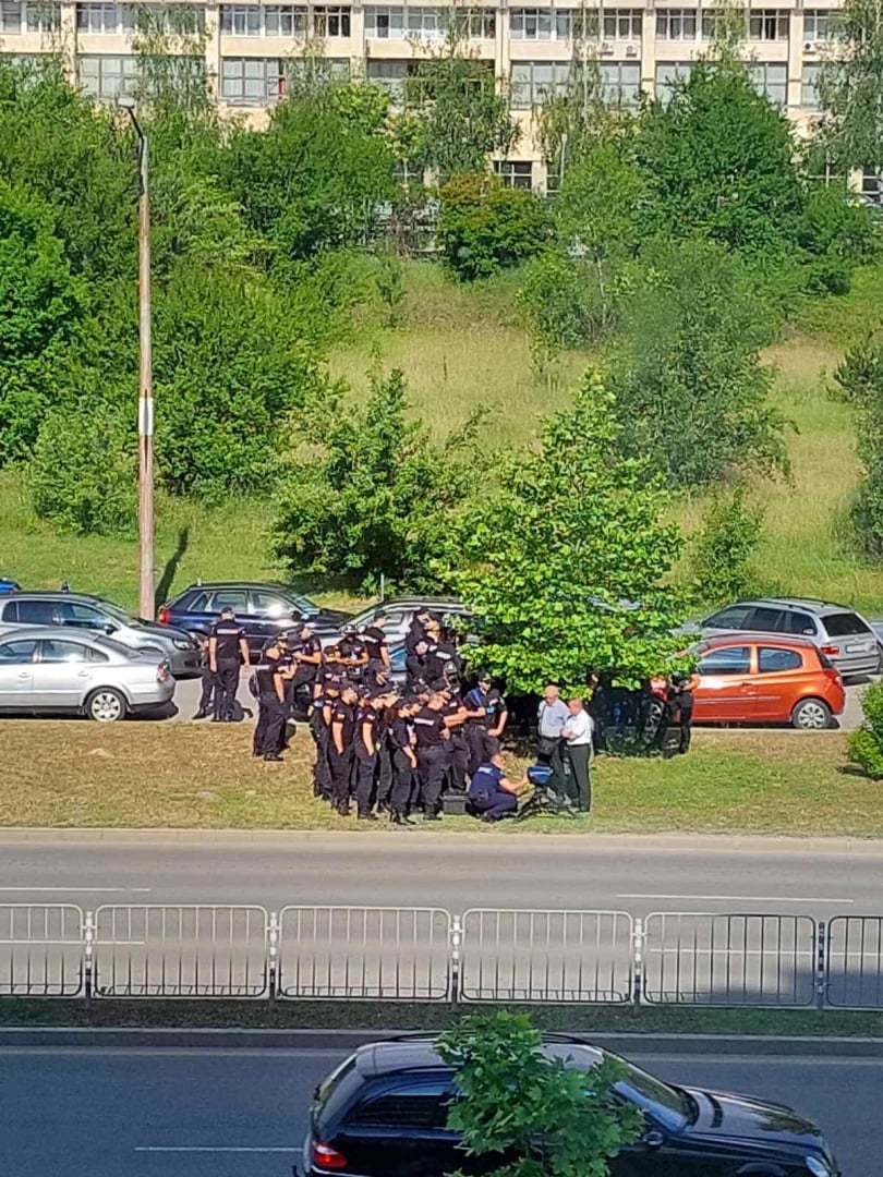 Какво правят толкова много полицаи на столичен булевард СНИМКИ