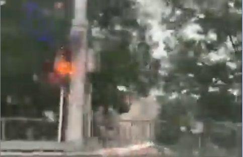 Зрелище: Светкавица удари стълб, подпали електрическо табло в София ВИДЕО