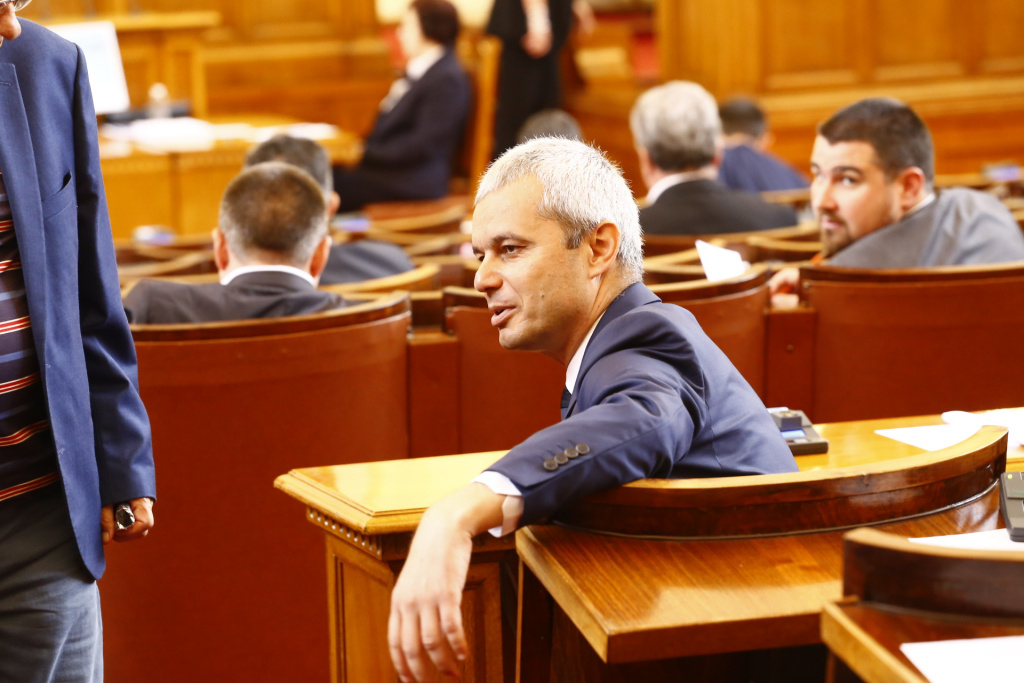 Костадинов: Погнусен съм, до края на месеца правителството приключва
