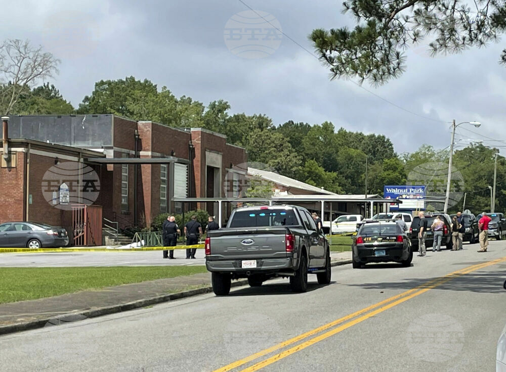 Полицай застреля мъж, опитал се да проникне в училище в Алабама ВИДЕО