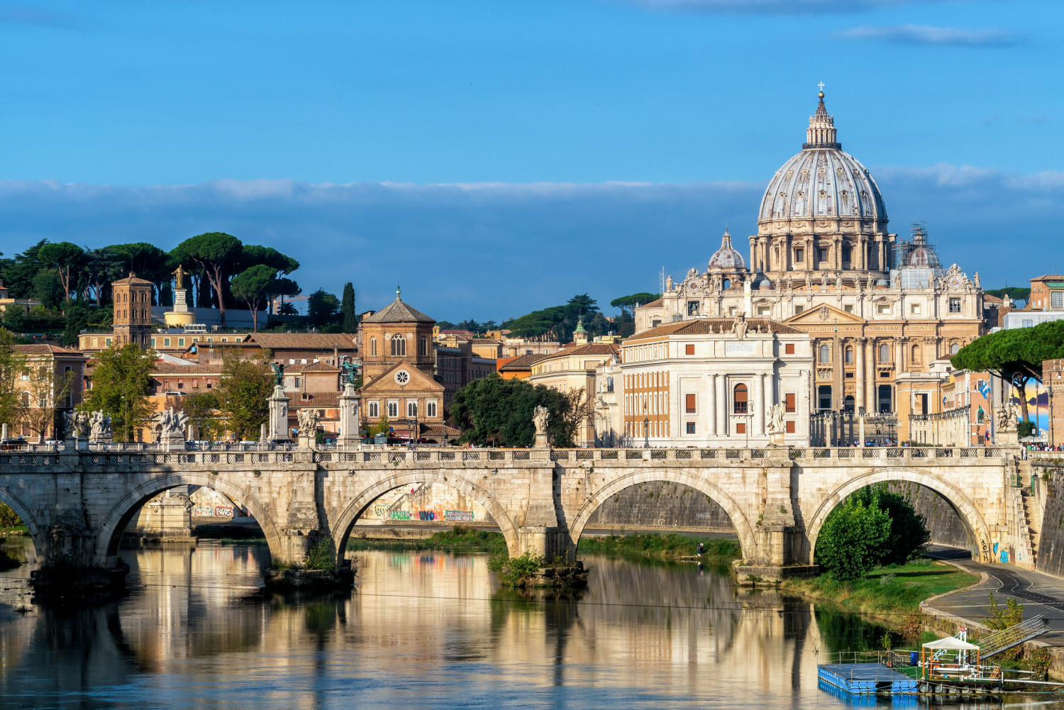 Тъпи американски туристи съсипаха знакова забележителност в Рим ВИДЕО