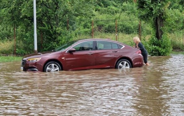 Невиждан апокалипсис в Северозапада! Всичко е под вода във Враца, а във Вършец... ВИДЕО