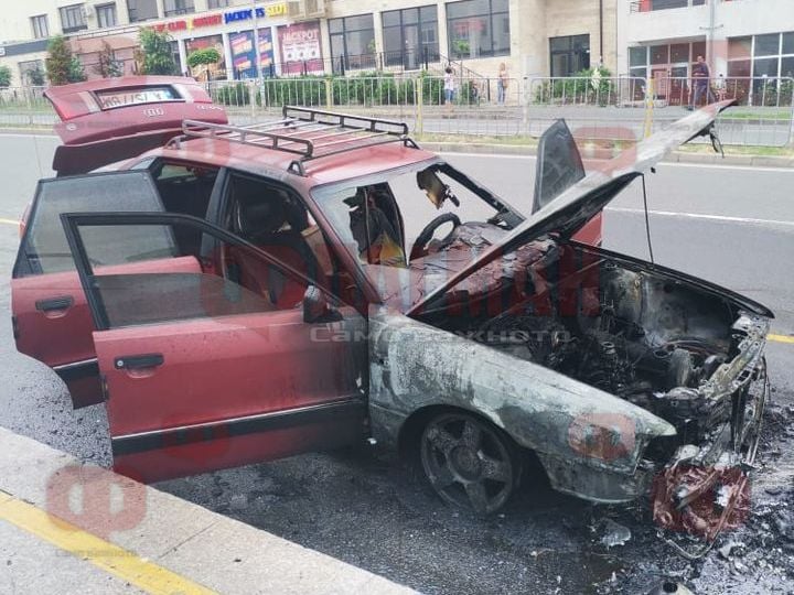 Ауди пламна като факла пред автобусна спирка в Бургас СНИМКИ