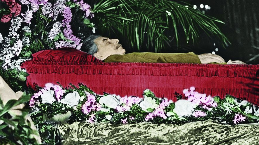 Мистерия: Какво и защо изчезва от ковчега на Сталин