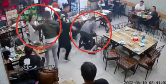 Брутален побой над жени в ресторант подпали Китай ВИДЕО 18+