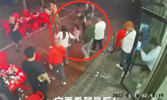 Брутален побой над жени в ресторант подпали Китай ВИДЕО 18+