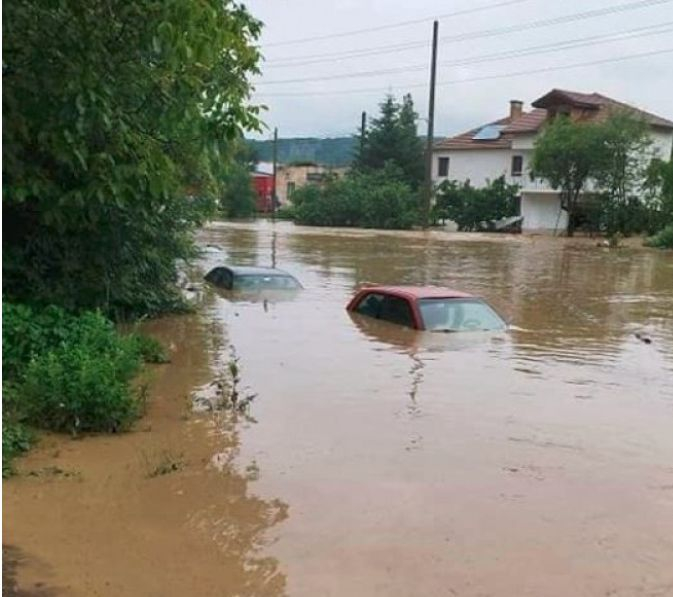 Порой удави Трявна, улиците станаха реки ВИДЕО 