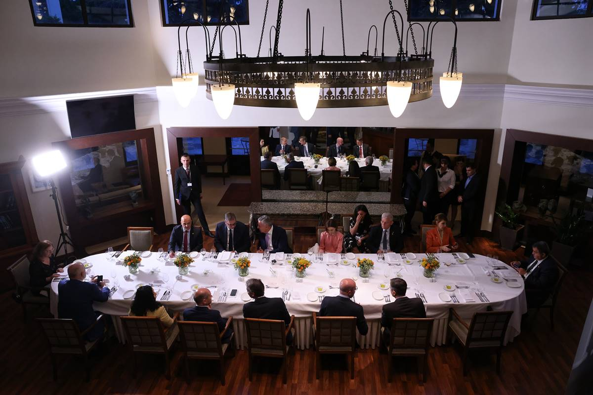 Стана ясно защо са празни столовете на Петков и Лена на официалната вечеря на ПСЮИЕ в Солун