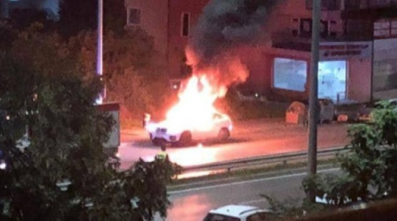 Среднощен инцидент: Скъп джип пламна като факла в столицата СНИМКИ