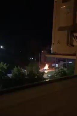 Среднощен инцидент: Скъп джип пламна като факла в столицата СНИМКИ