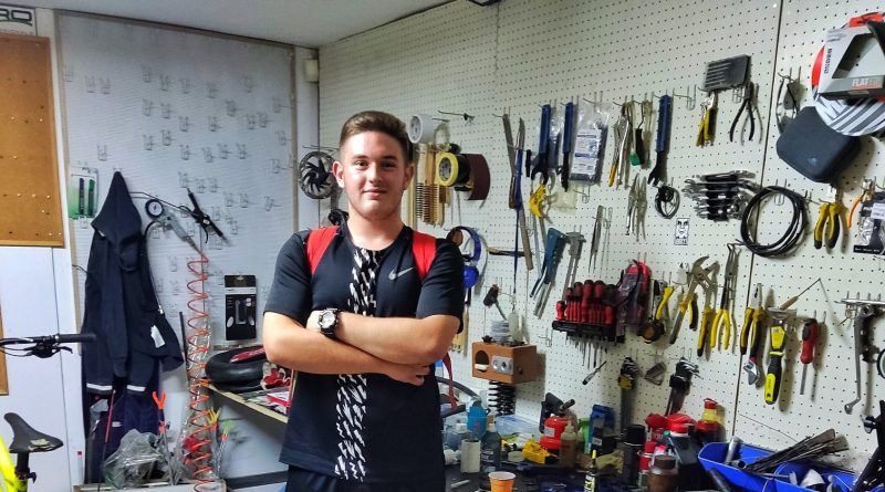 Цяла България говори за този 15-годишен бизнесмен СНИМКИ
