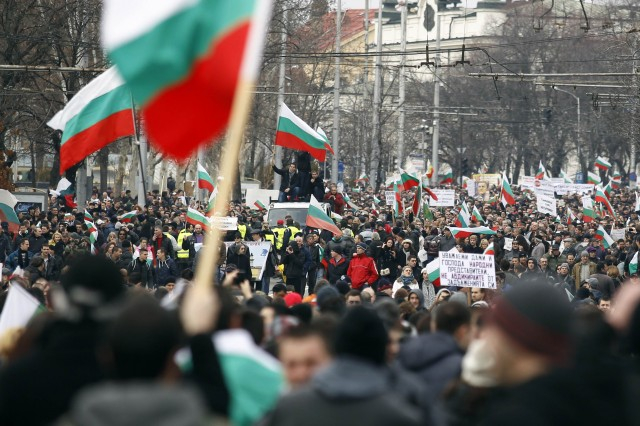 Мощен протест срещу скъпите горива сковава центъра на София 