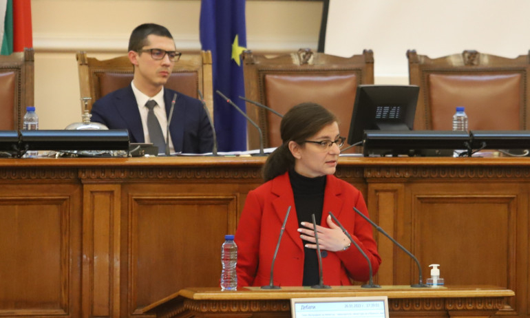 Голям скандал в НС заради СР Македония, разбра се какво е направила Весела Чернева на 5 април