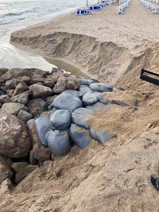 Кошмар в Созопол: Пороят снощи е отнесъл два прочути плажа в морето СНИМКИ