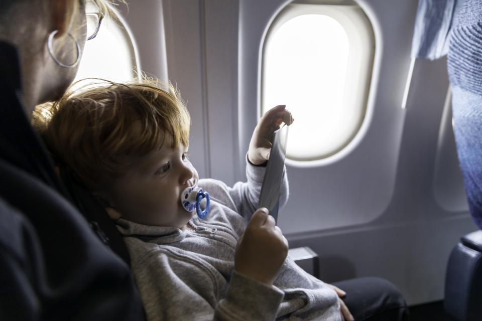 Оплакване на пътничка за пищящи деца в самолет скара мрежата