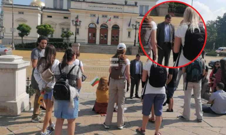 Депутат от ПП поведе с пръчка протест от десетина души в подкрепа на Петков СНИМКИ