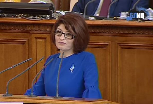 Деси Атанасова шашна от трибуната, поиска и втора оставка още днес